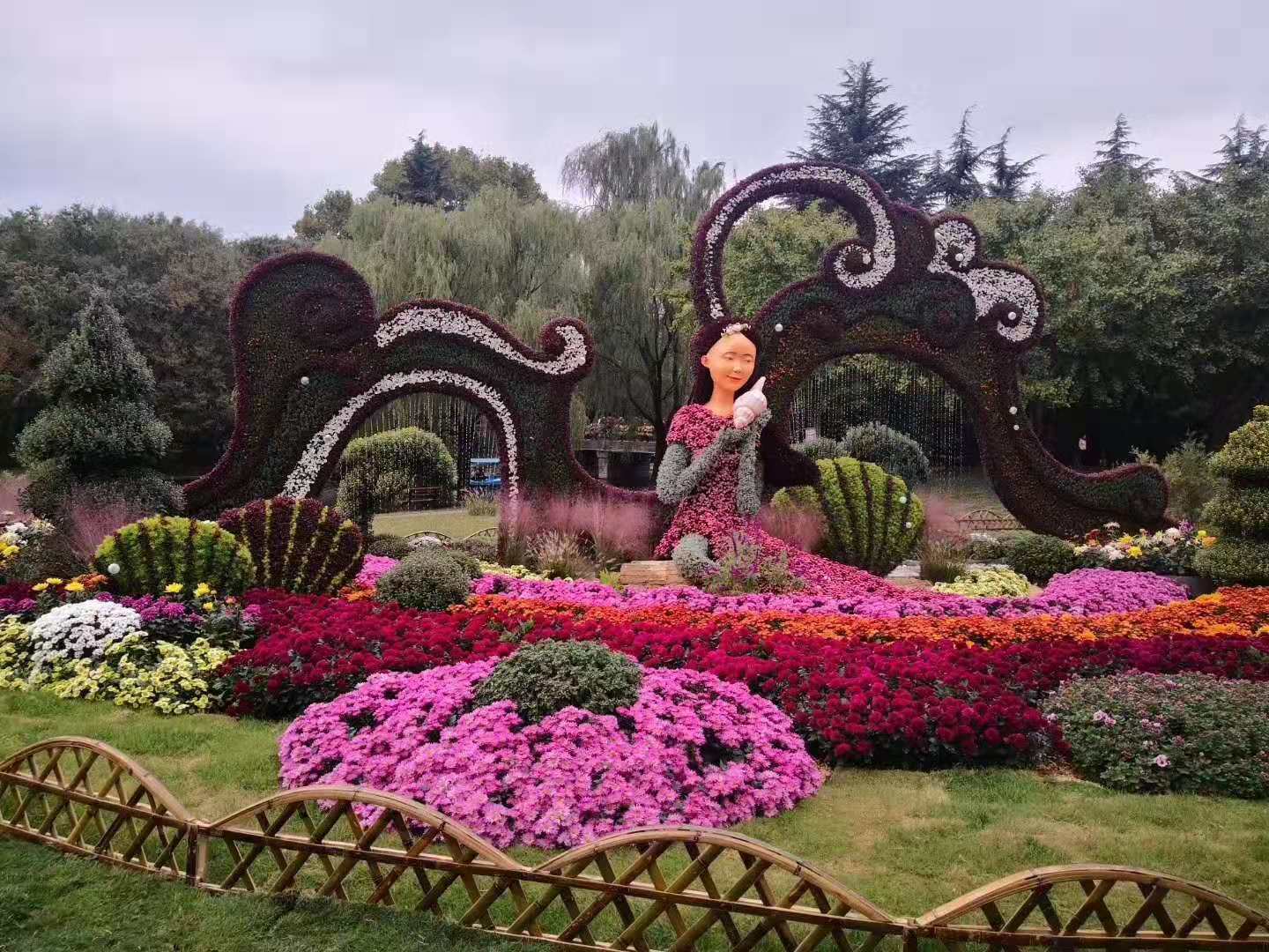 <font color='#006600'>市政景观绿雕田螺姑娘</font>