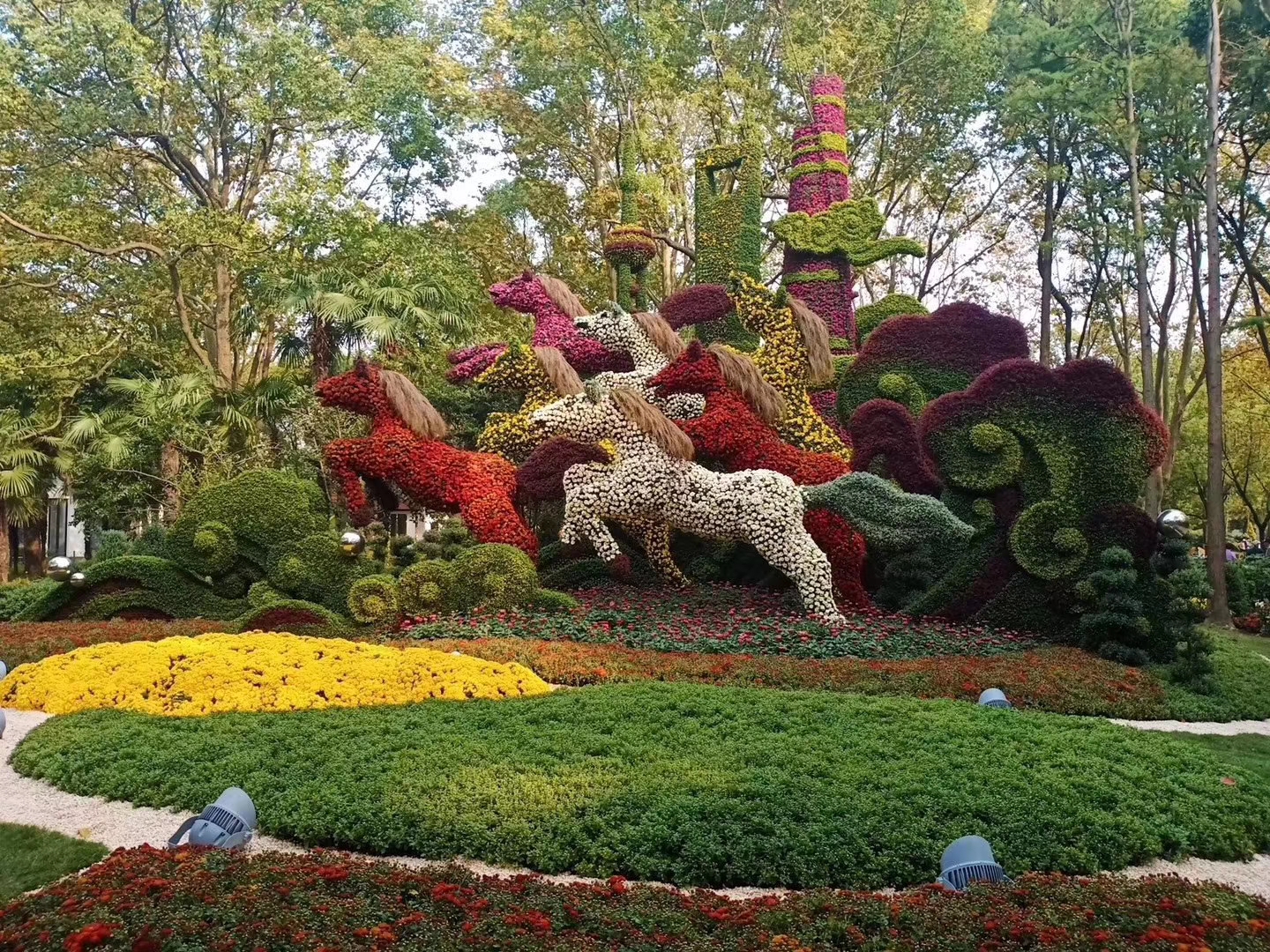 <b><font color='#006600'>景区绿雕骏马飞奔</font></b>