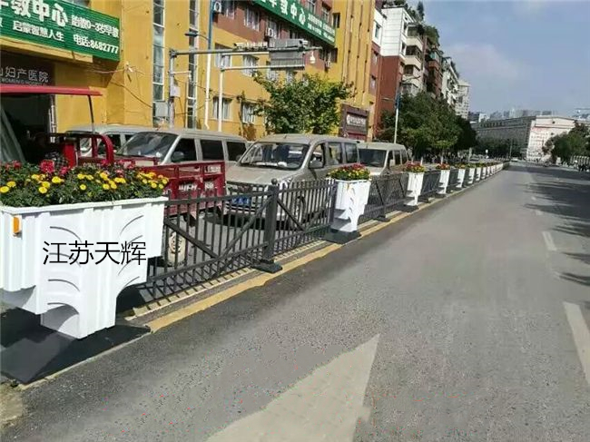 <b>道路花箱护栏组合</b>