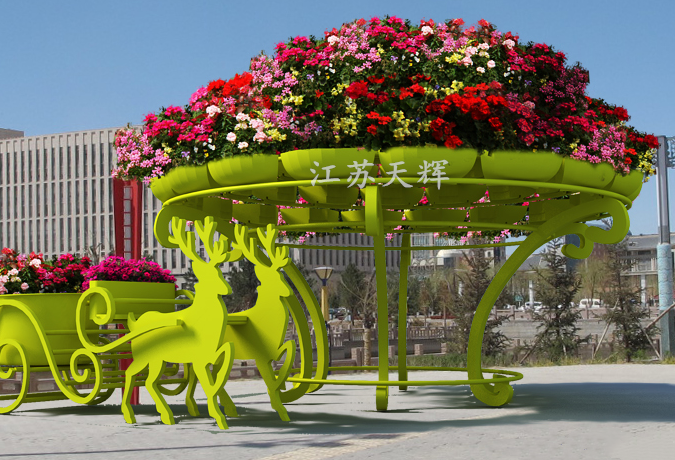 <font color='#006600'>绿意盎然的铁艺花架</font>
